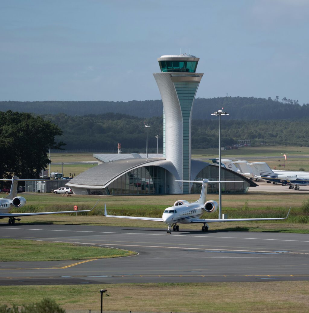 20893 Farnborough Airport boards x12 DH AW v2 1024x1040 1