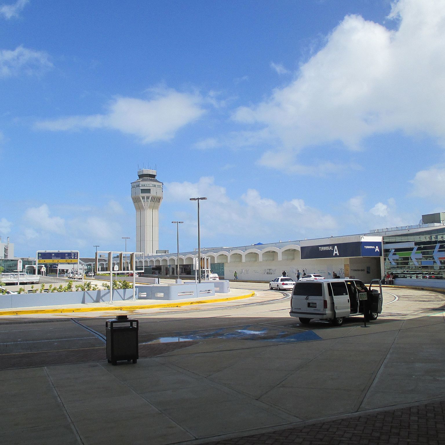 Puerto Rico San Juan Luis Muoz Marn International Airport outside pick up drop off area 5b0af2bb119fa80037f29114 1